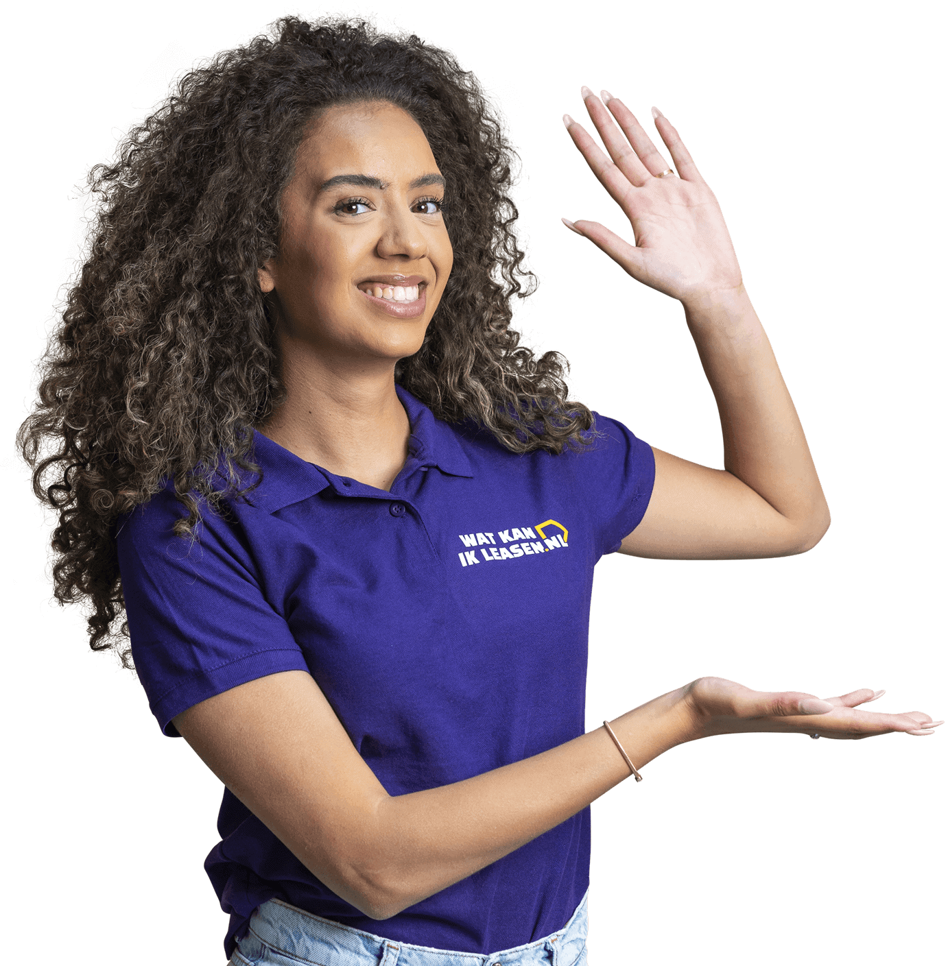 Vriendelijke medewerker van Watkanikleasen.nl presenteert het gemak van autoverzekering berekenen via het platform.