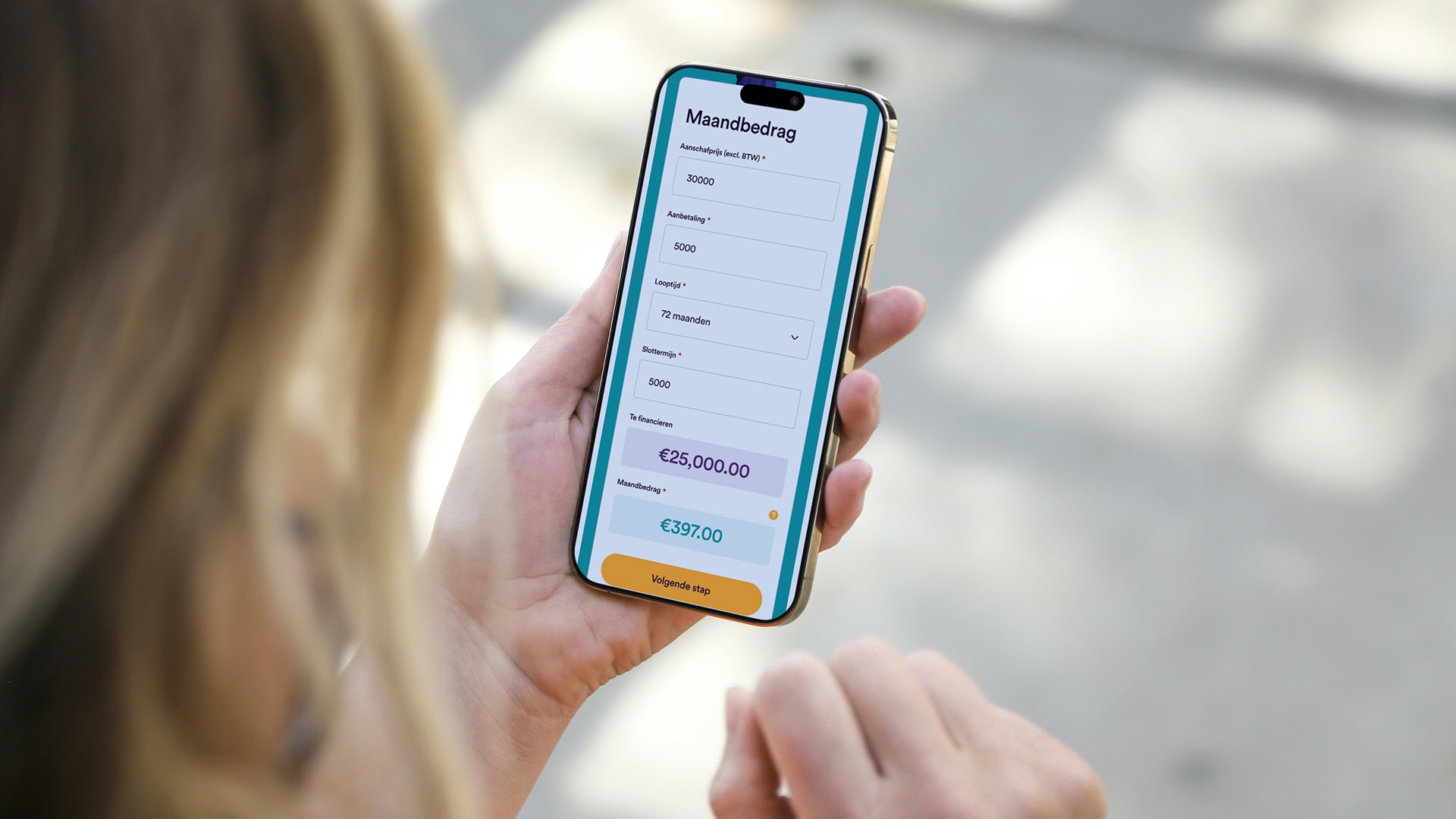 Mevrouw heeft mobiele telefoon in haar handen met beeld van verzekering vergelijker er op.