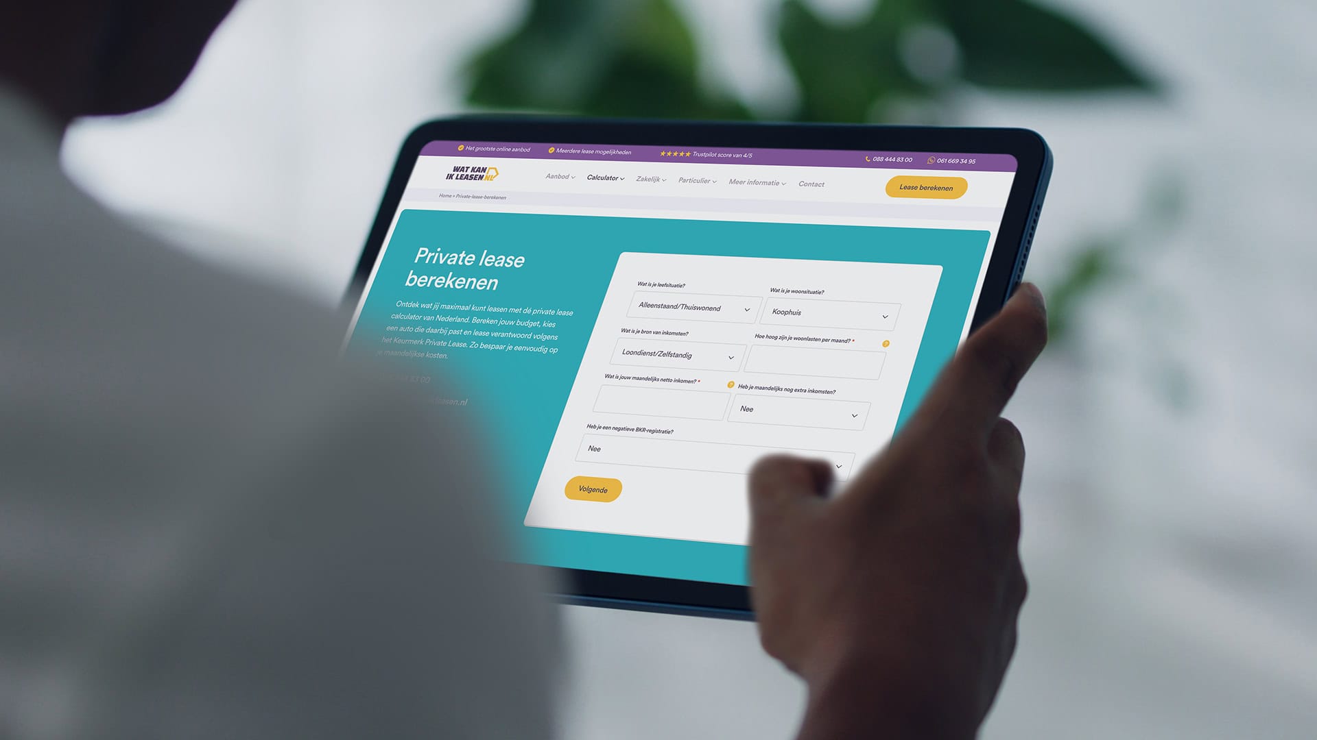 Persoon gebruikt tablet om private lease te berekenen via de online calculator op Watkanikleasen.nl