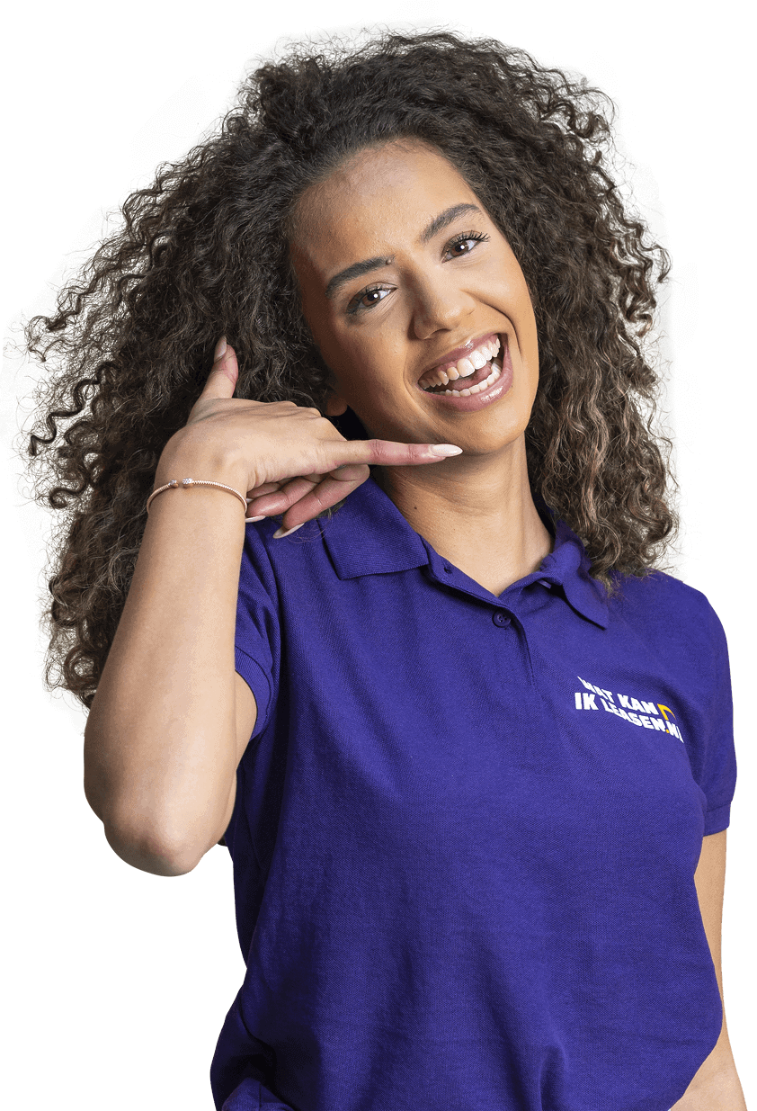 Medewerkster Watkanikleasen.nl met bedrijfskleding aan maakt met haar hand een telefoon gebaar om te bellen