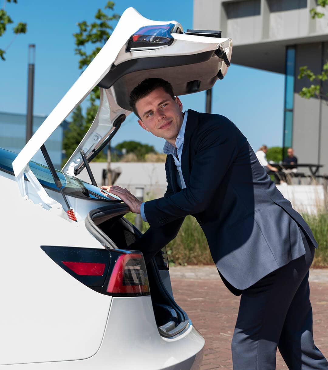 Zakelijke rijder laadt kofferbak in – beeld bij het regelen van jouw zakelijke mobiliteit via Watkanikleasen.nl