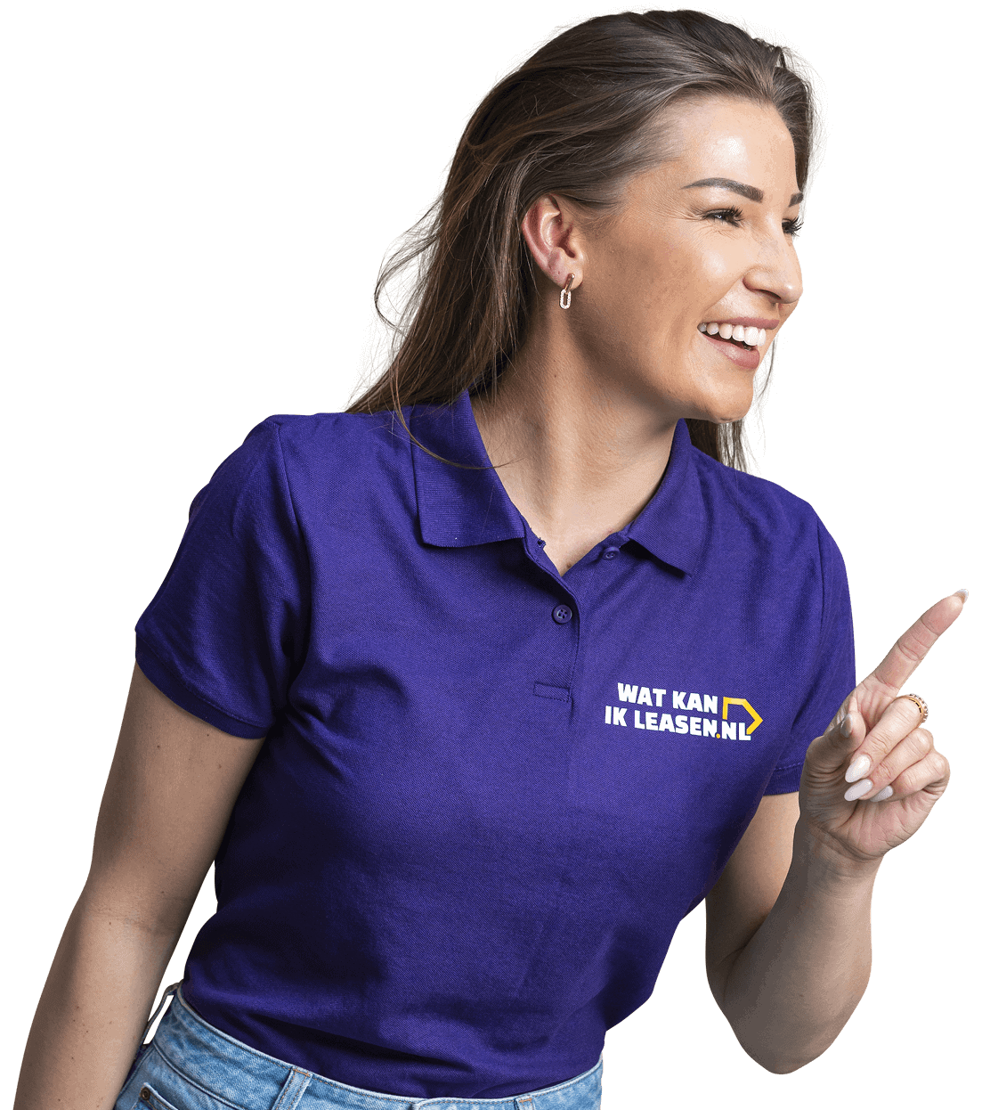 Medewerker watkanikleasen.nl met shirt van bedrijf aan wijst naar calculator waar je private lease kunt berekenen