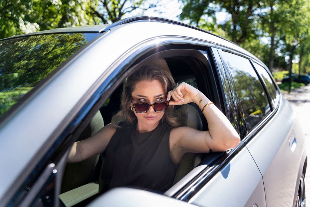 Dame in auto met zonnebril