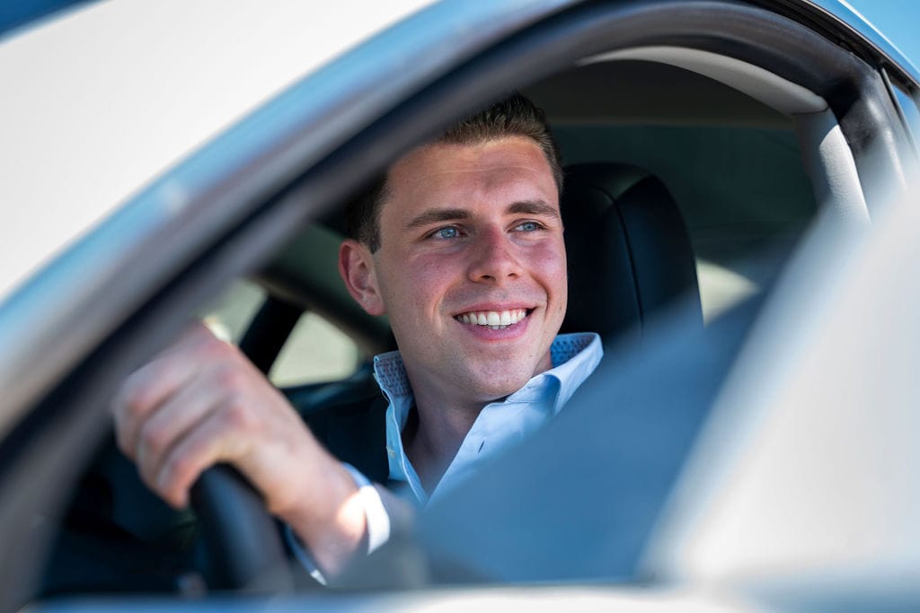 Meneer in auto via auto abonnement